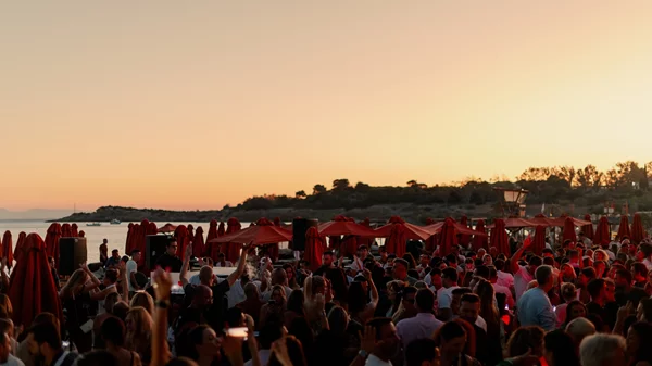 Sun:Set Beach Party από τον Αλέξανδρο Χριστόπουλο στο DOT Beach Vibes