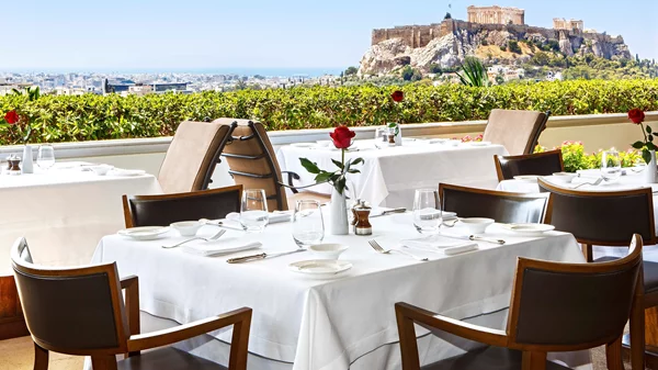 Το ξενοδοχείο "Μεγάλη Βρεταννία" στρώνει πασχαλινό τραπέζι