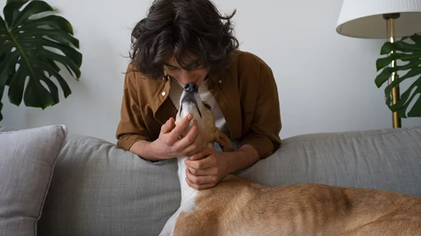 Στομαχικές ενοχλήσεις & εμετοί στο σκύλο σου; Μερικοί λόγοι που μπορεί να ευθύνεται το φαγητό του & μια "έξυπνη" λύση