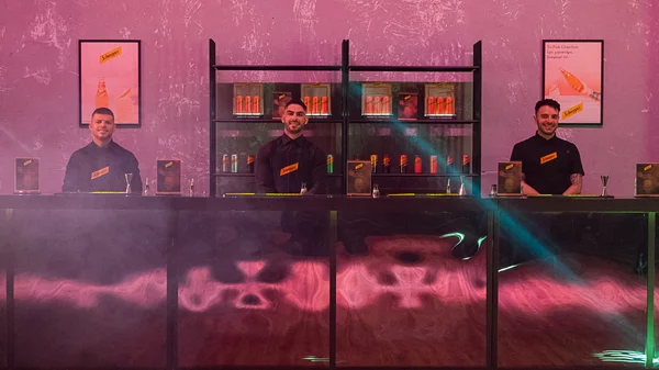 Φύγαμε για τα πιο ανατρεπτικά secret parties από το Schweppes Pink Grapefruit