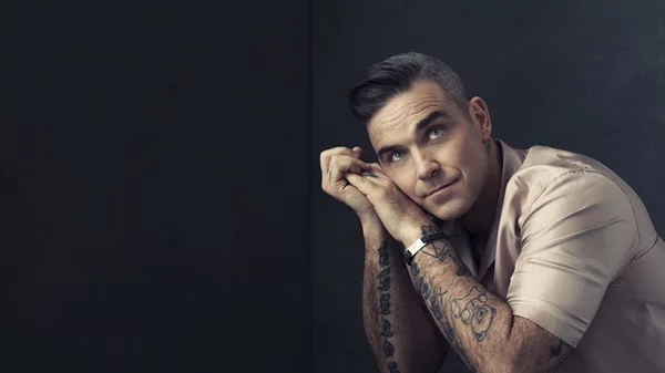 Robbie Williams: Εγκαινιάζει το Rockwave 2023 και όλοι περιμένουν ένα ποπ υπερθέαμα