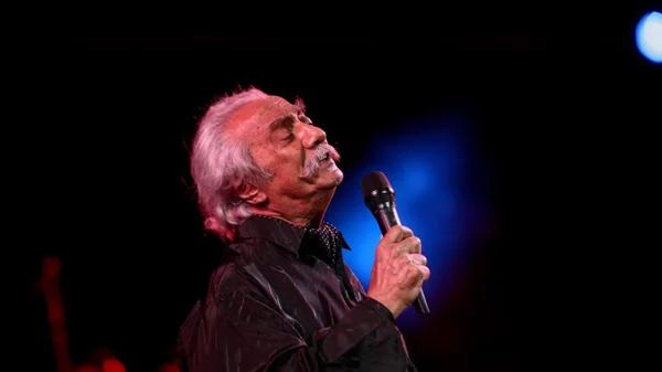 Ο Κώστας Χατζής σε μια μουσική αναδρομή 60 χρόνων