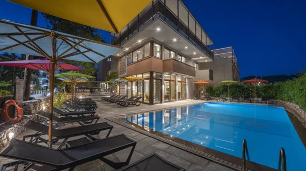 Το ξενοδοχείο "Alkyon" μας δίνει ιδέες για χαλαρωτικές διακοπές σε φόντο μπλε και πράσινο στην Σκιάθο