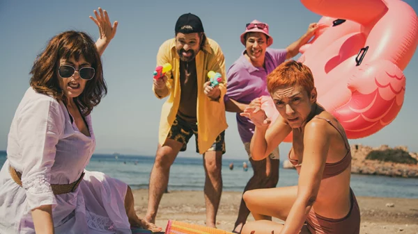 "Καλιφόρνια ντρίμιν 2, 20 χρόνια μετά": Στο Από Μηχανής ο Δημήτρης Μυλωνάς σκηνοθετεί το σίκουελ του εμβληματικού έργου του Βασίλη Κατσικονούρη