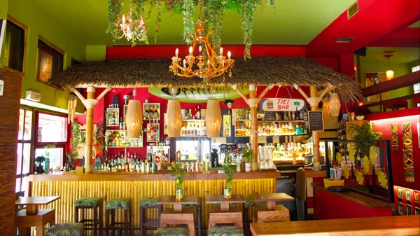 "Tiki Bar Athens": Καλοκαιρινό splash στην καρδιά της πόλης