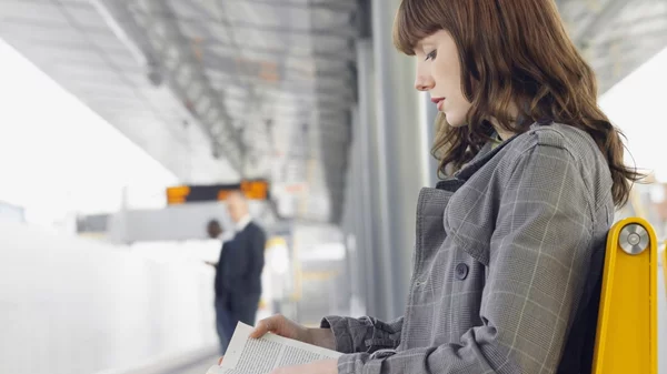 Άνθρωποι διαβάζουν στον ηλεκτρικό