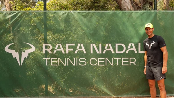 Ο Rafa Nadal επισκέφθηκε το Rafa Nadal Tennis Center στο "Sani Resort"