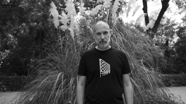 Ο Ορέστης Ντάντος έρχεται με τα "Μοναχοπαίδια" στην Αρχιτεκτονική