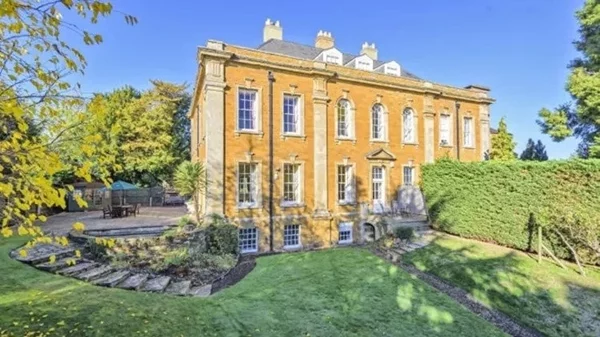 Μέσα στο Dallington Hall, το ιστορικό σπίτι της οικογένειας της πριγκίπισσας Νταϊάνα