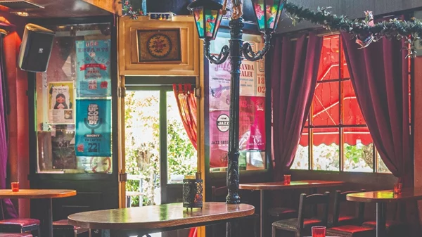 ''B-κουτί'': Μια διαβασμένη μπάρα με εκρηκτικά κοκτέιλ και θεατράλε σκηνικό