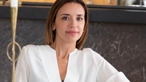 Sellia Georges: "Mia" Ελληνοαμερικάνα στη Σαντορίνη