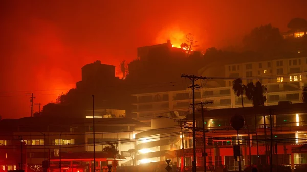 Λος Άντζελες: Αρχιτεκτονικά κοσμήματα υπό απειλή από τη φωτιά στο Pacific Palisades
