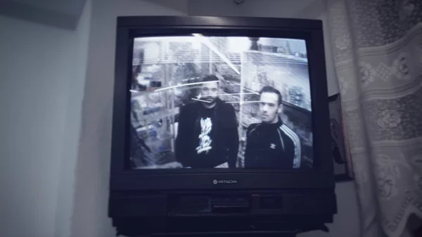 Οι Ginger Creepers Theater Band παρουσιάζουν μία περφόρμανς εμπνευσμένη από την παραλογή "Του Νεκρού Αδερφού"