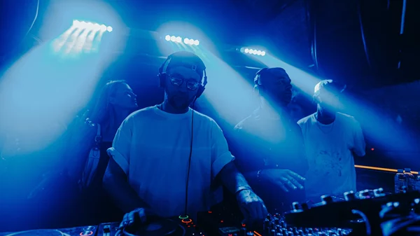 Το melodic techno ντούο των Artbat επιστρέφει στο "Bolivar"