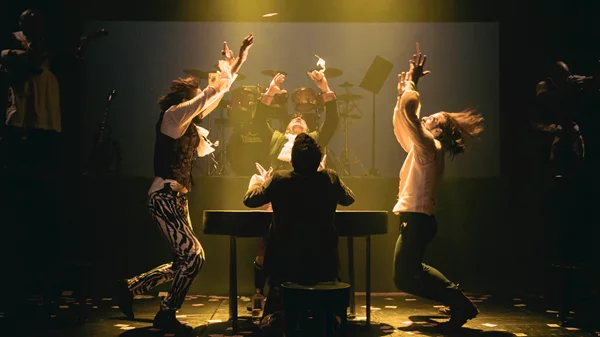 "Oι Παίχτες": Η παράσταση-φαινόμενο επιστρέφει αυτό το καλοκαίρι!