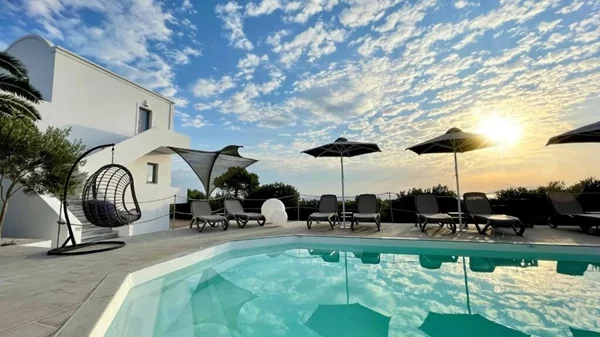Το "Hermoso Luxury Suites" στη Σαντορίνη είναι η επιτομή της πολυτελούς απόδρασης και τον Σεπτέμβριο
