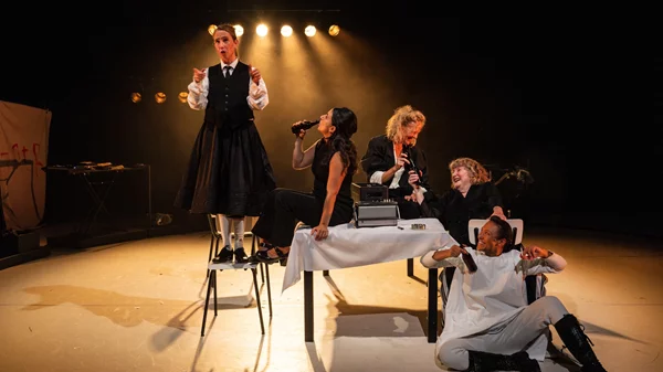 Είδαμε τα πολυαναμενόμενα "Χρόνια", μια παράσταση όπου η προσωπική μαρτυρία έγινε συλλογικό γυναικείο βίωμα