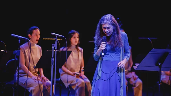 Τα "Περάσματα" των "Σαβίνα Γιαννάτου & Chores" στην Πάρο και τη Νάξο