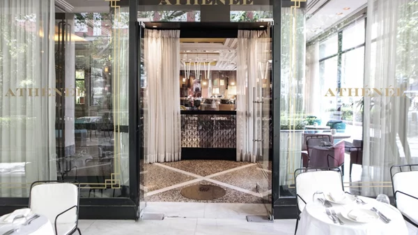 Ο pastry chef Δημήτρης Μακρυνιώτης "ξυπνά" μνήμες της παλιάς Αθήνας στο "Athénée"