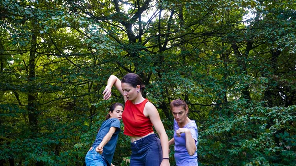 "Dancing (fancy)"· Η Μαρία Κολιοπούλου εξερευνά "τι μπορεί ένα σώμα"