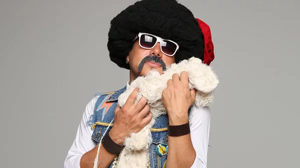 Ο Αποστόλης Μπαρμπαγιάννης επιστρέφει στον Σταυρό του Νότου με νέα σατιρική παράσταση