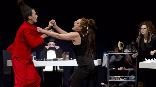 "Ω, Θεοί!!": Συνεχίζεται στο θέατρο Olvio η σουρεαλιστική σάτιρα της ΑβγίΠαπ