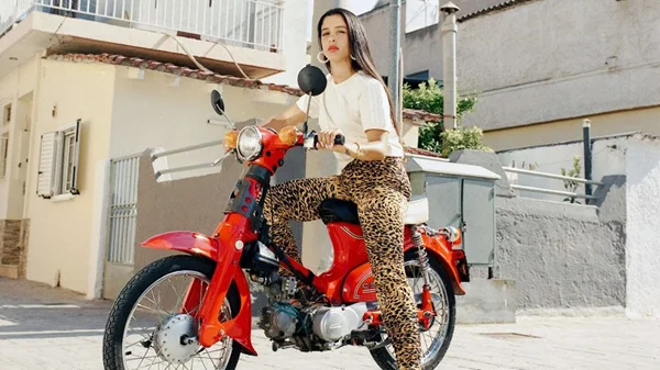 Η Μαρίνα Σάττι με... Σπίρτο και Βενζίνη στο Vox