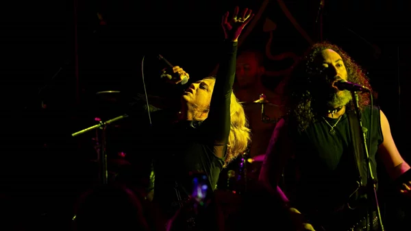 Smoulder: Σπαθιά και πώρωση στο "An Club", με τη Sarah Ann Vincent σε μεγάλα κέφια