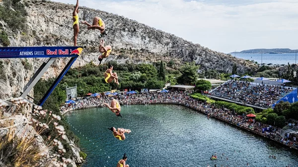 Red Bull Cliff Diving: Αδρεναλίνη στα ύψη & ακροβατικές βουτιές που κόβουν την ανάσα