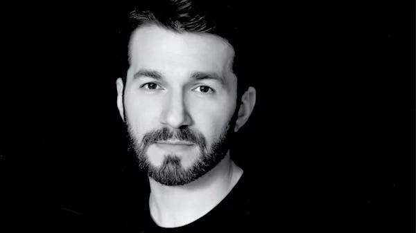 Τρεις Κυριακές με τον Θοδωρή Βουτσικάκη στο "Gazarte Roof Stage"