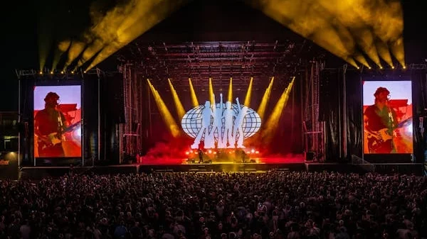 Μια βραδιά, δύο γενιές, άφθονο βρετανικό ροκ στο Release Athens 2025