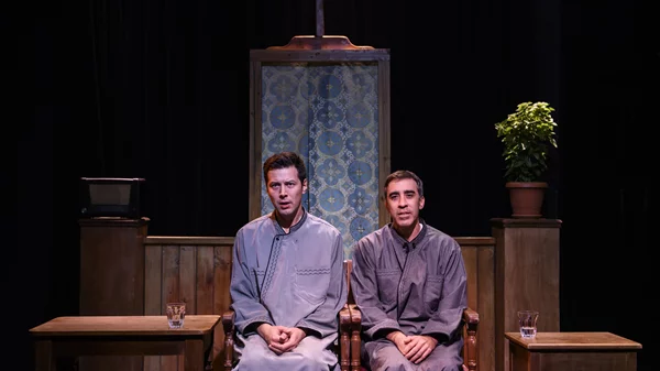 "Ήλιος με δόντια": Παράσταση παρουσία του συγγραφέα Γιάννη Μακριδάκη