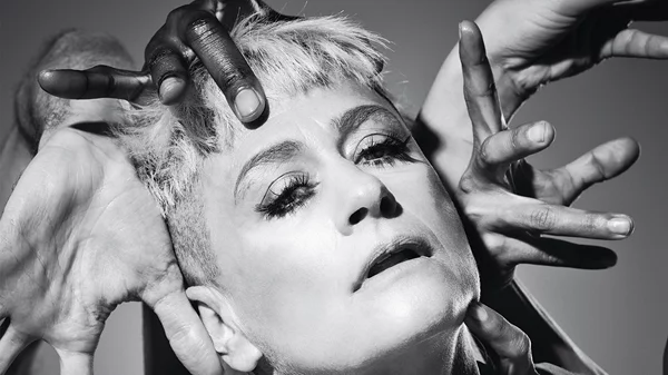 Peaches: Δύο δεκαετίες ποπ αμφισβήτησης και εκρηκτικών σόου