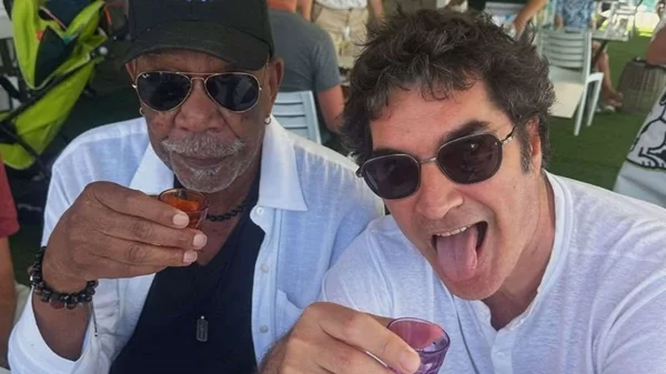 Σε άλλα νέα, ο Χριστόφορος Παπακαλιάτης πίνει σφηνάκια με τον Morgan Freeman στους Παξούς