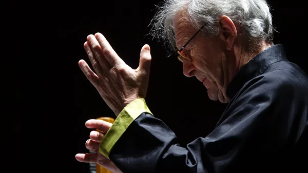 Έρχεται στο Ηρώδειο ο εφευρετικός βετεράνος αρχιμουσικός σερ Τζον Έλιοτ Γκάρντινερ