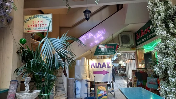 Ενεχυροδανειστήρια, cult καφενεία, μαγαζιά χειρομαντίας και τα αρχαία τείχη της πόλης: Τι κρύβουν οι παλιές εμπορικές στοές της Αθήνας;