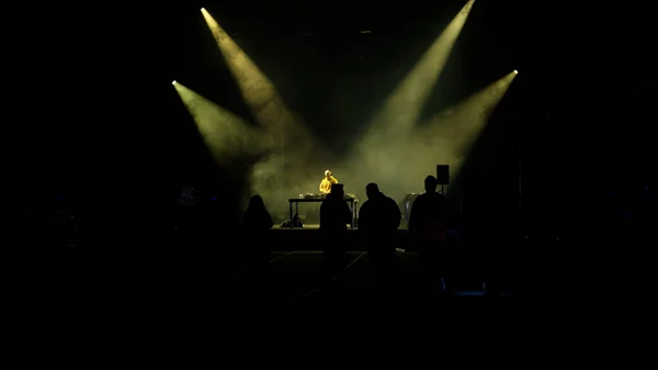 Όλη η Στέγη, αλλιώς: Ξενάγηση στο φαντασμαγορικό Takeover του Stegi.Radio