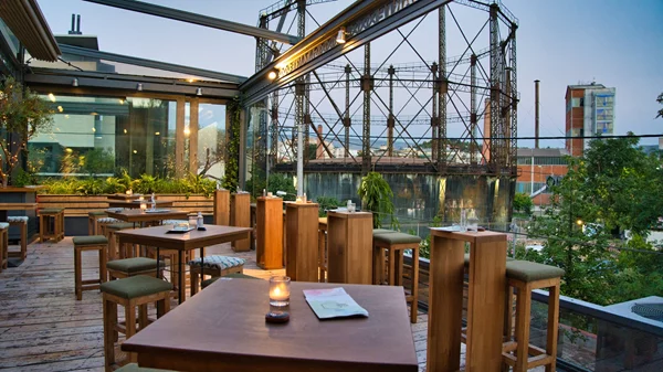 Στάση Μετρό Κεραμεικός: Το "Gazarte" είναι σημείο αναφοράς και συνάντησης για τους μουσικόφιλους της πόλης