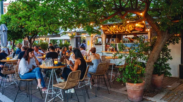 "Κίτρινη Γκαζόζα": Μια αθηναϊκή αυλή που στέλνει σε νησί