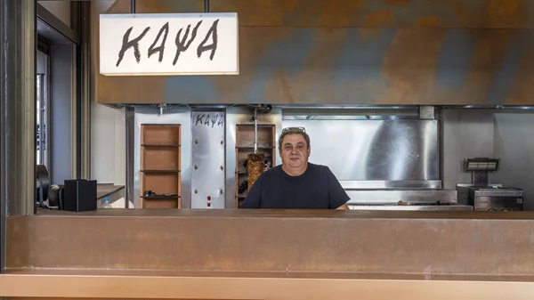 Όλοι έχουν "Κάψα" για το χειροποίητο σουβλάκι του Χριστόφορου Πέσκια