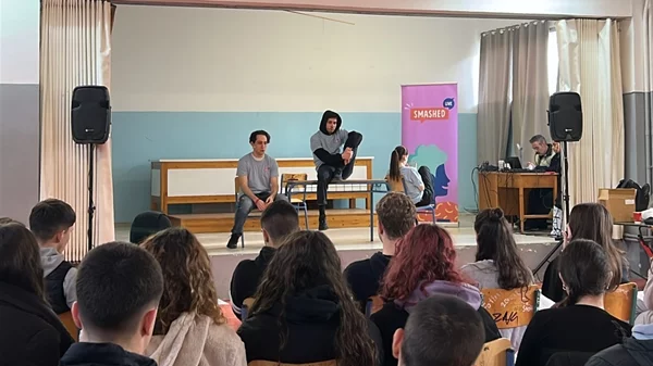 Smashed: Ένα εκπαιδευτικό πρόγραμμα για μαθητές σε όλη την Ελλάδα για τους κινδύνους της κατανάλωσης αλκοόλ από ανήλικους