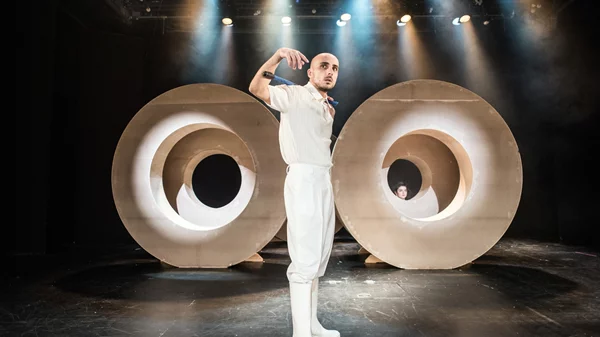 "Κροκόδειλος": Δείτε τις νέες φωτογραφίες από το αφήγημα του Ντοστογιέφσκι που ανεβαίνει στο θέατρο Πόρτα