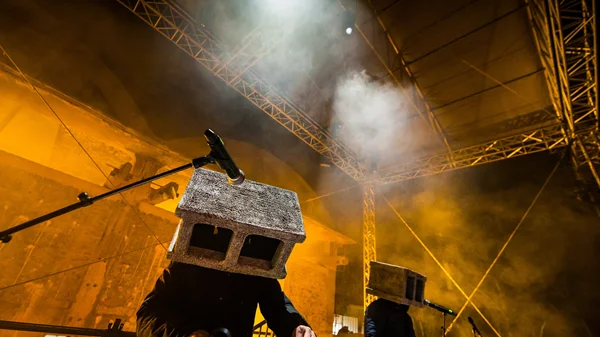 Έχεις χάσει τα πάντα μα επιμένεις