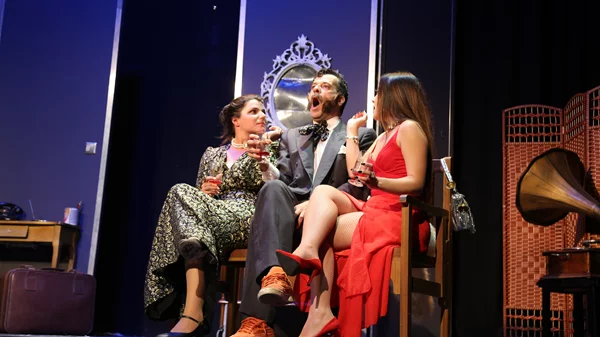 "Ο μπογιατζής": Η θεότρελη βρετανική "κωμωδία για τρεις" μας κρατάει συντροφιά φέτος το καλοκαίρι στην αυλή του θεάτρου Από Κοινού