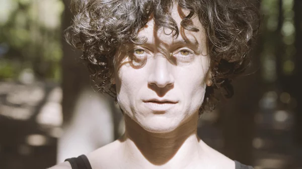 Πωλίνα Κρεμαστά: "Εκείνο που με τραντάζει είναι πώς αναδύονται τα κοινά μας και μέσα από ποιους δρόμους ο χορός μπορεί να γίνεται συγκολλητική ουσία"