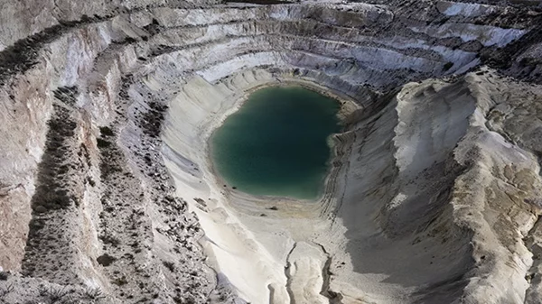 Ανακαλύπτοντας το "Αποτύπωμα" που σχηματίζεται στη μνήμη και τη συνείδηση του Άκη Δέτση