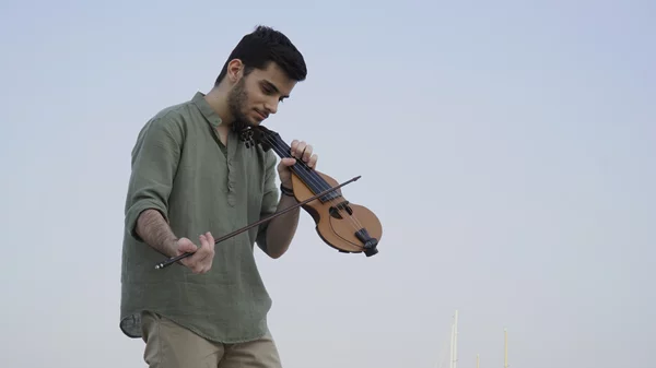 Ο Αντώνης Δαράκης ανεβαίνει στο "HolyWood Stage"