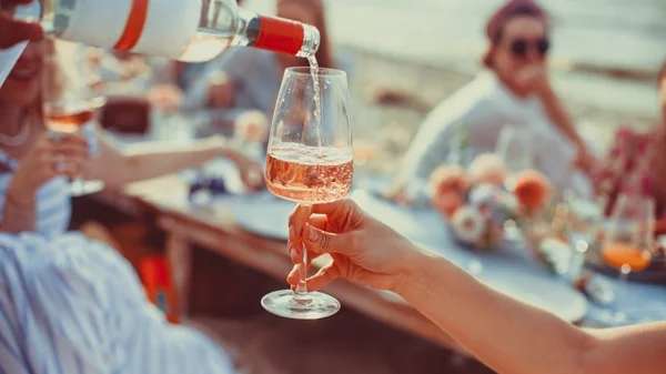 Τα 15+4 Ροζέ Κρασιά που αξίζει να "δώσεις προσοχή" στις φετινές καλοκαιρινές σου διακοπές