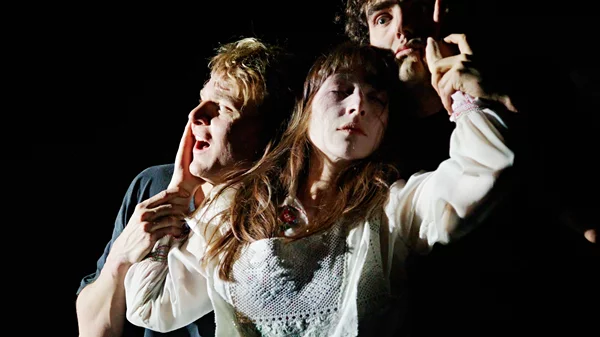 "Der Wij / Βίι": Υπάρχει τελικά (σκηνική) γλώσσα για να μιλήσεις για τη φρίκη του πολέμου;