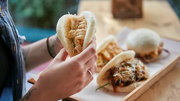 Πού να πάω για αστεράτα bao buns;